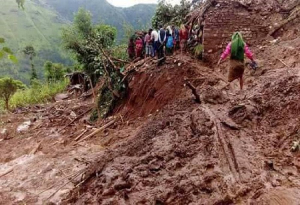 पहिरोमा च्यापिएर एकको मृत्यु, दुई घाइते