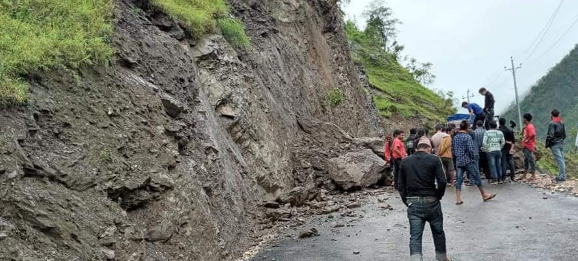 पहिरोले कर्णाली राजमार्ग अबरुद्ध
