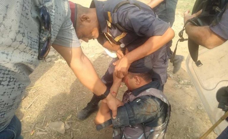 ट्रकले प्रहरीको गाडीलाई ठक्कर दिँंदा ६ प्रहरी घाइते