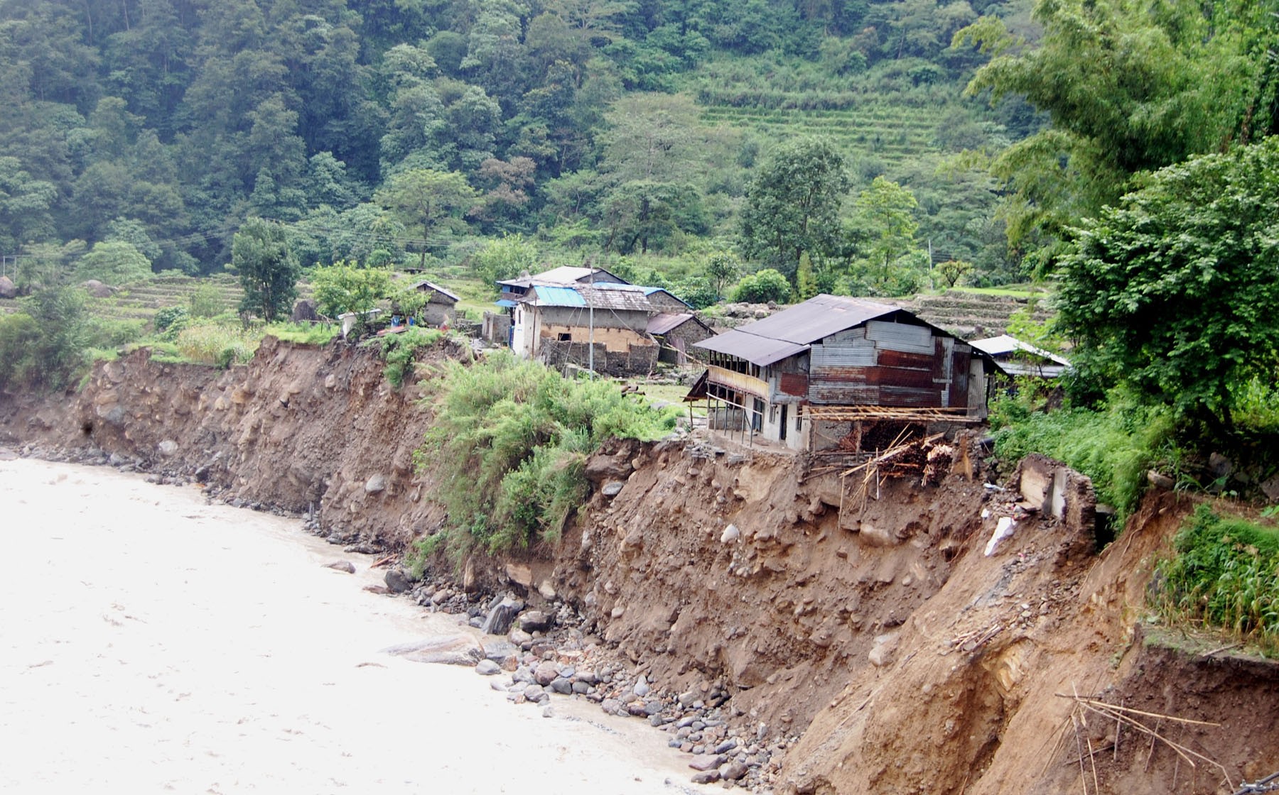 जहाँ बाढीले घर बगायो