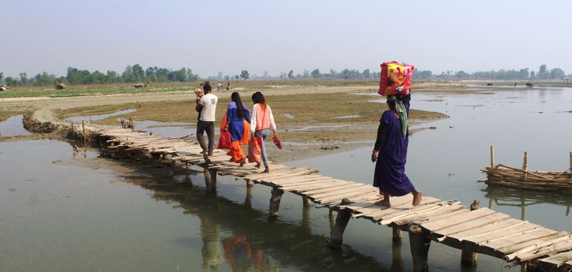 अस्थायी पुलबाट आवतजावत