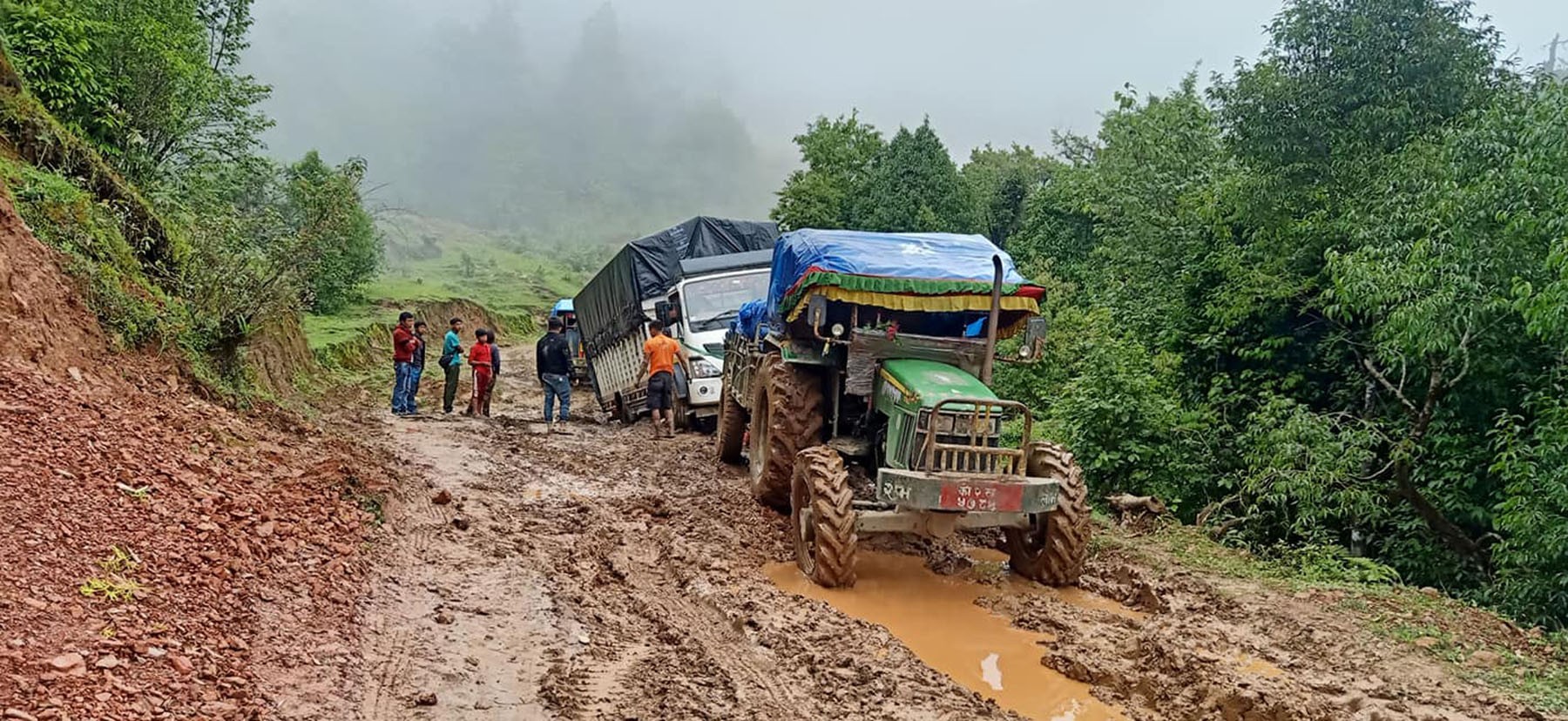 हिलोमा फसेका ढुवानीका साधन