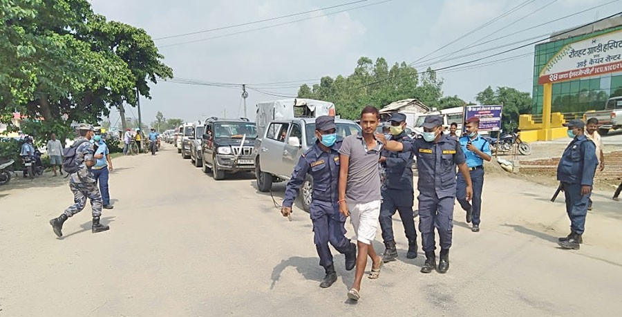 मन्त्रीलाई कालो झण्डा देखाउने नागरिक पक्राउ