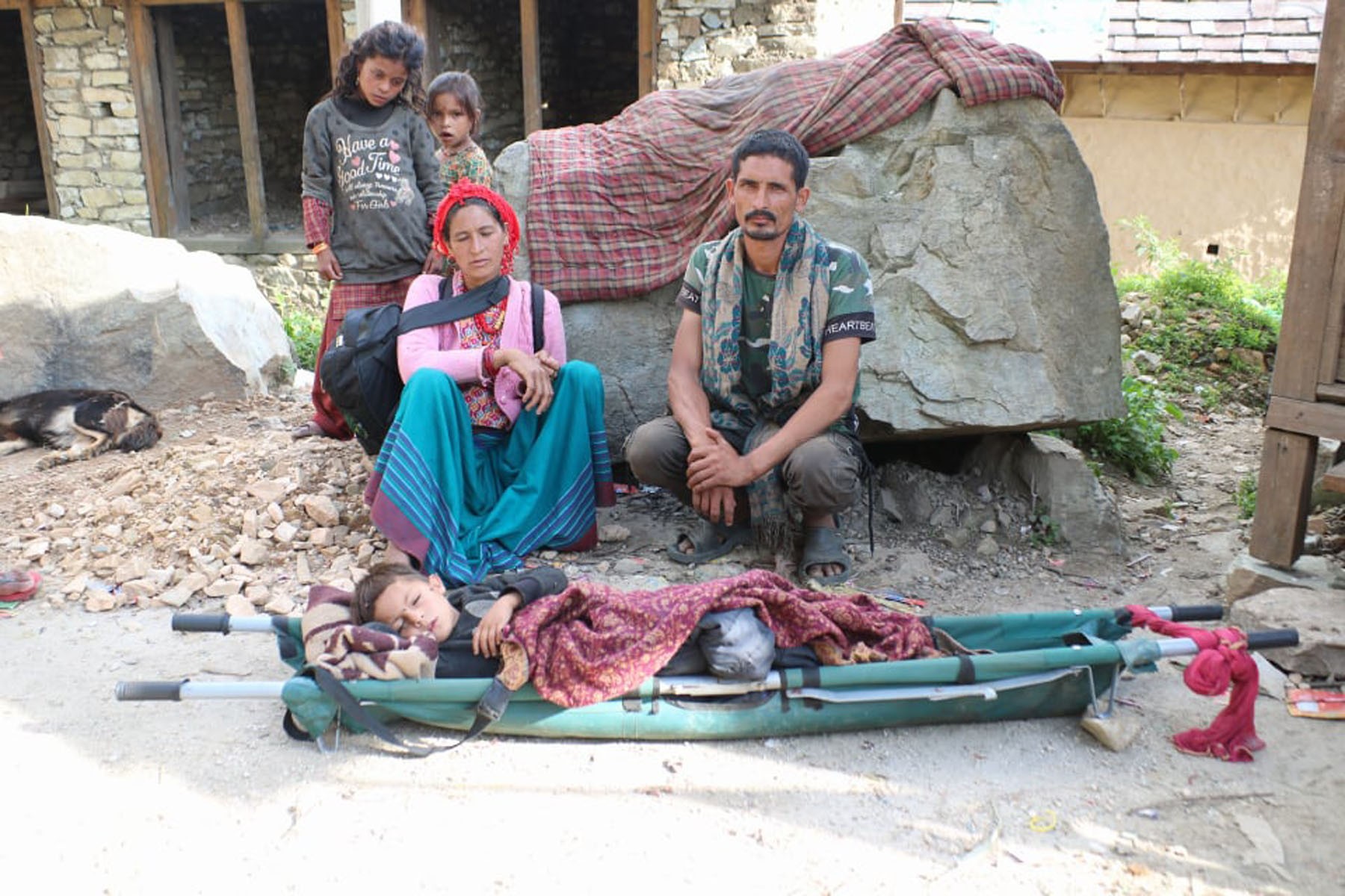 घाइते उपचारका लागि स्ट्रेचरमा लगिँदै