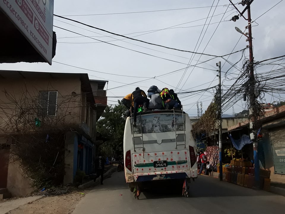 बसको छतबाट खसेर एक जना गम्भीर घाइते