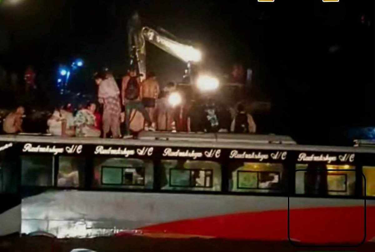 सुरक्षा/अपराध विनयी खोलाको बाढीले रात्री बस बगायो