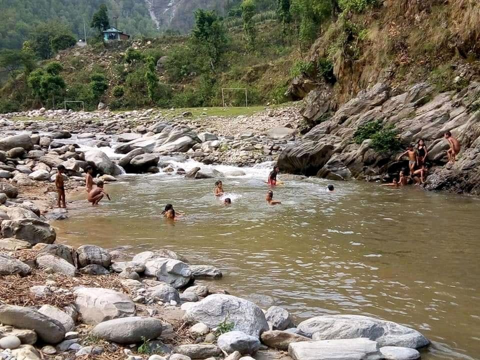 विद्यार्थी पढाइ छोडेर खोलामा पस्न थाले