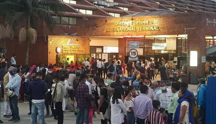 विदेश जान विमानस्थलमा बाहिरसम्मै लाइन