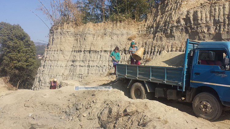 रोकिएन बालुवा चोरी निकासी