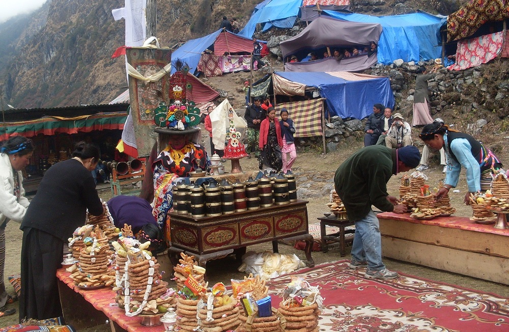 वालुङ समुदायले ओलाङचुङगोलामा फुटुक पर्व मनाउँदै