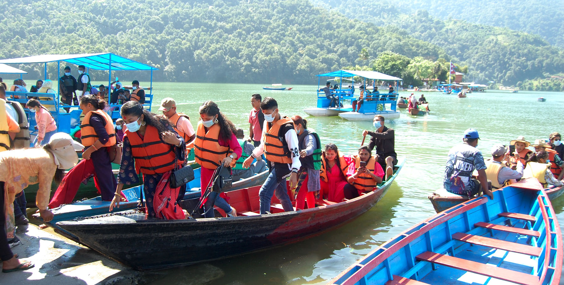 डुङ्गा चढेर फर्कदै भक्तजन