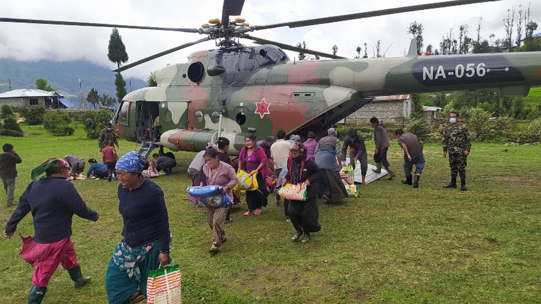 सेनाद्धारा हेलिकोप्टरमार्फत राहत सामग्री ढुवानी 