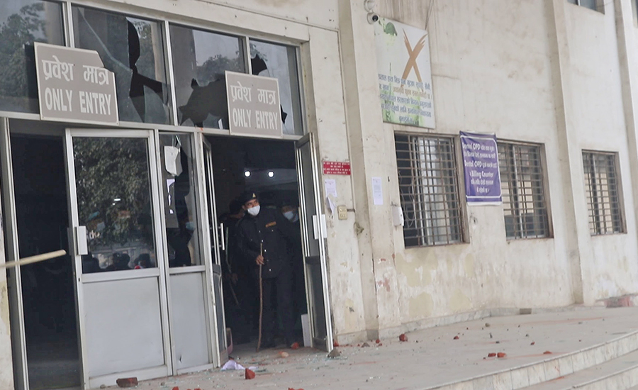 नोबेलका सुरक्षा गार्डले विद्यार्थीमाथि लाठी चार्ज,  विद्यार्थीले गरे तोडफोड