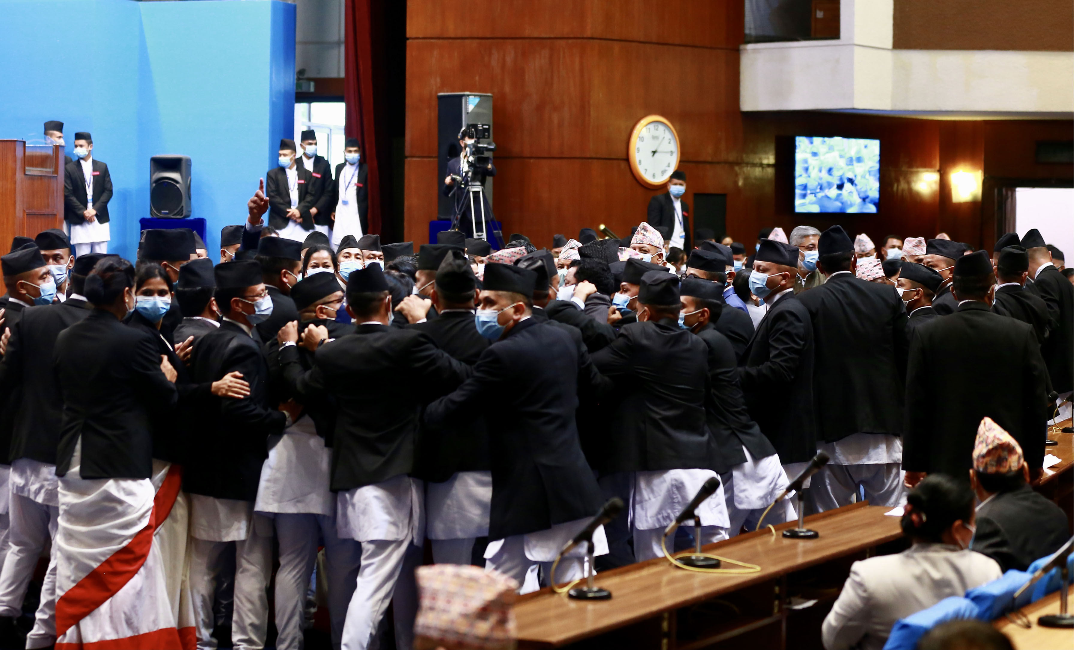 नाराबाजीका बीचमै अर्थमन्त्रीद्धारा विधेयक पेस 