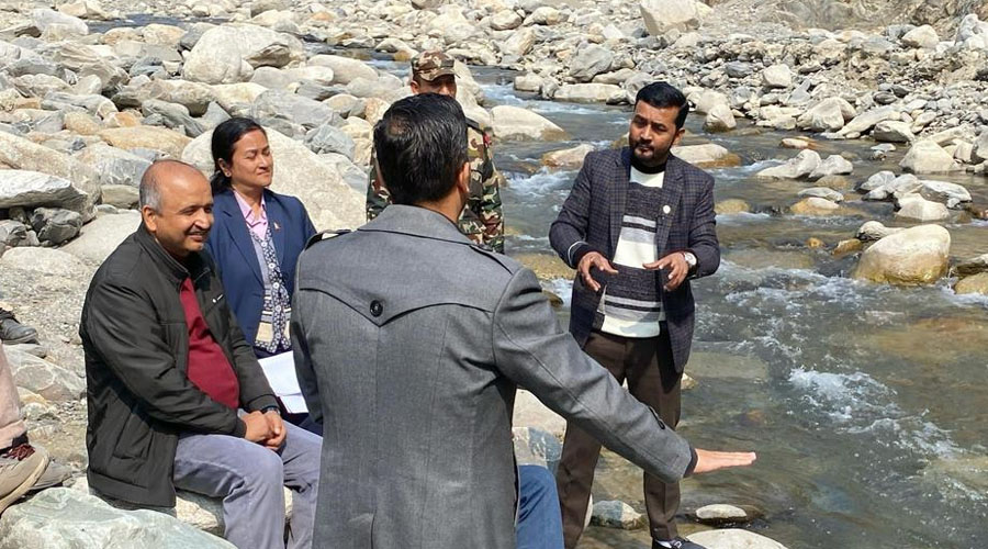 मन्त्री यादवद्वारा धौलिगाड खानेपानी आयोजनाको अनुगमन