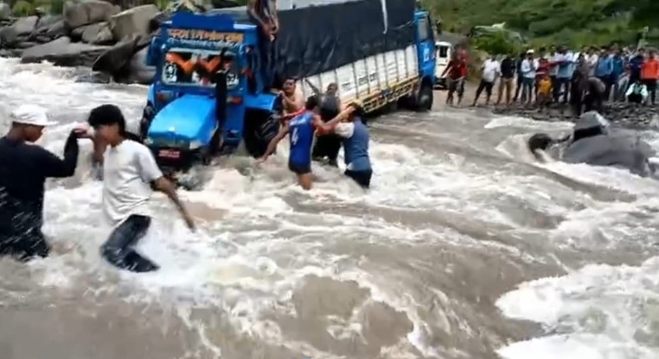 कालिकोटको फुगाड खोलामा पुल नहुँदा यात्रु मारमा