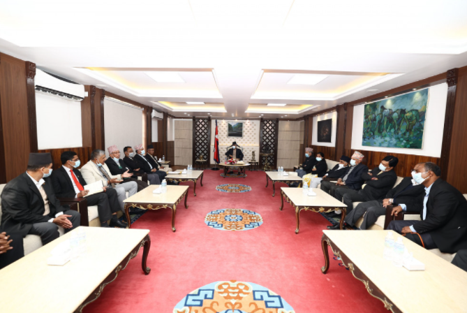 प्रधानमन्त्री देउवासँग बारका पदाधिकारीको छलफल