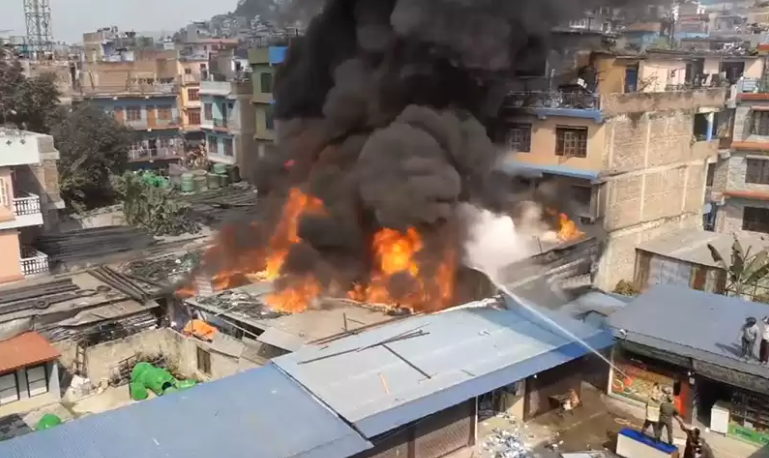 दमौलीमा लागेकाे आगलागी अझै नियन्त्रण भएन, हेलिकोप्टरबाट पानी हालिँदै