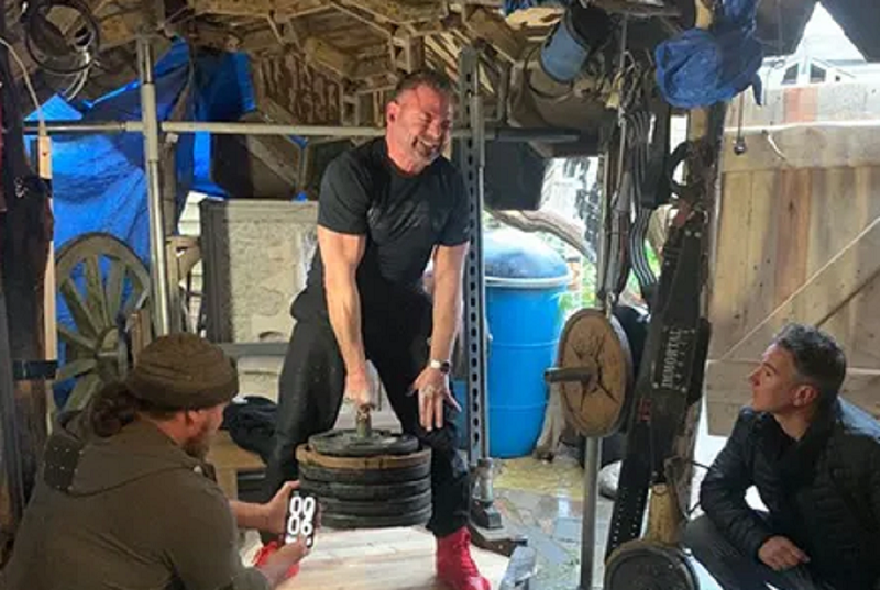 जसले एउटै औँलाले उचाले १२९.५ किलोग्राम तौल