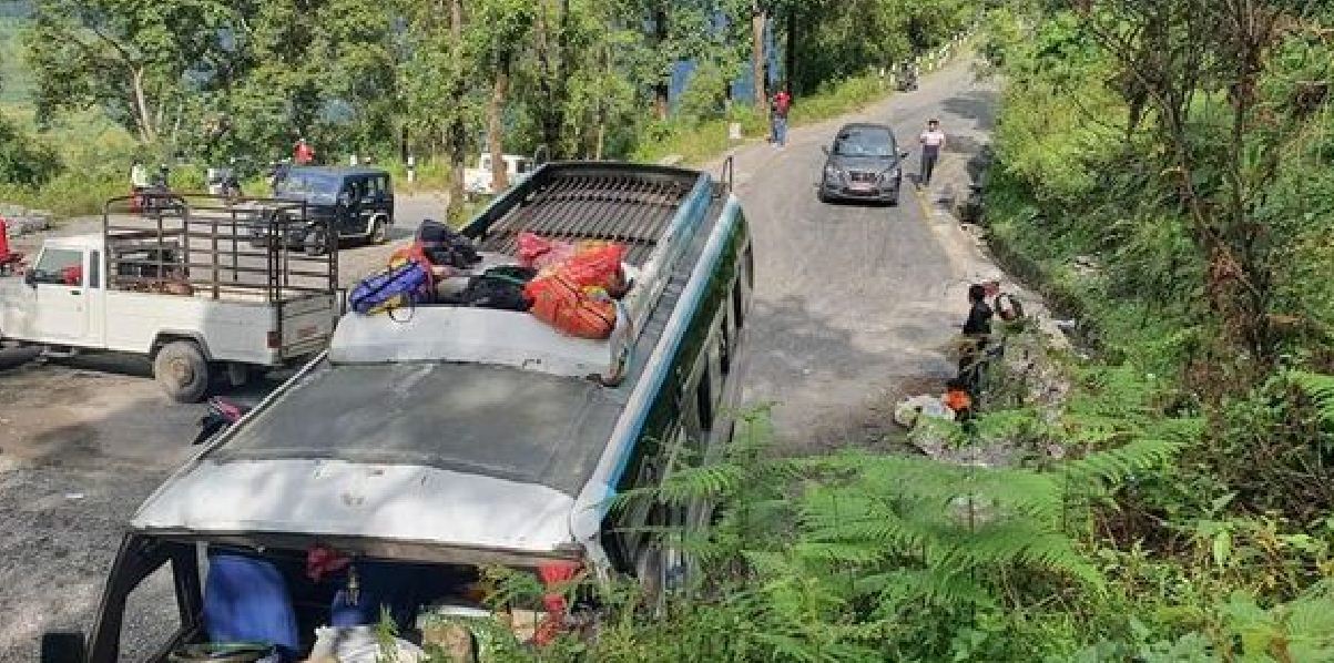 सिन्धुपाल्चोकमा बस दुर्घटना हुँदा ३५ घाइते 