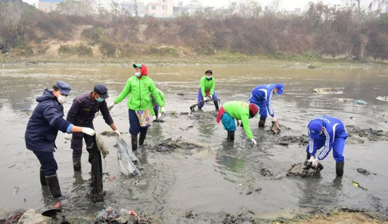 साउने झरीसँगै वाग्मती सफाइ ४२७ औँ हप्तामा