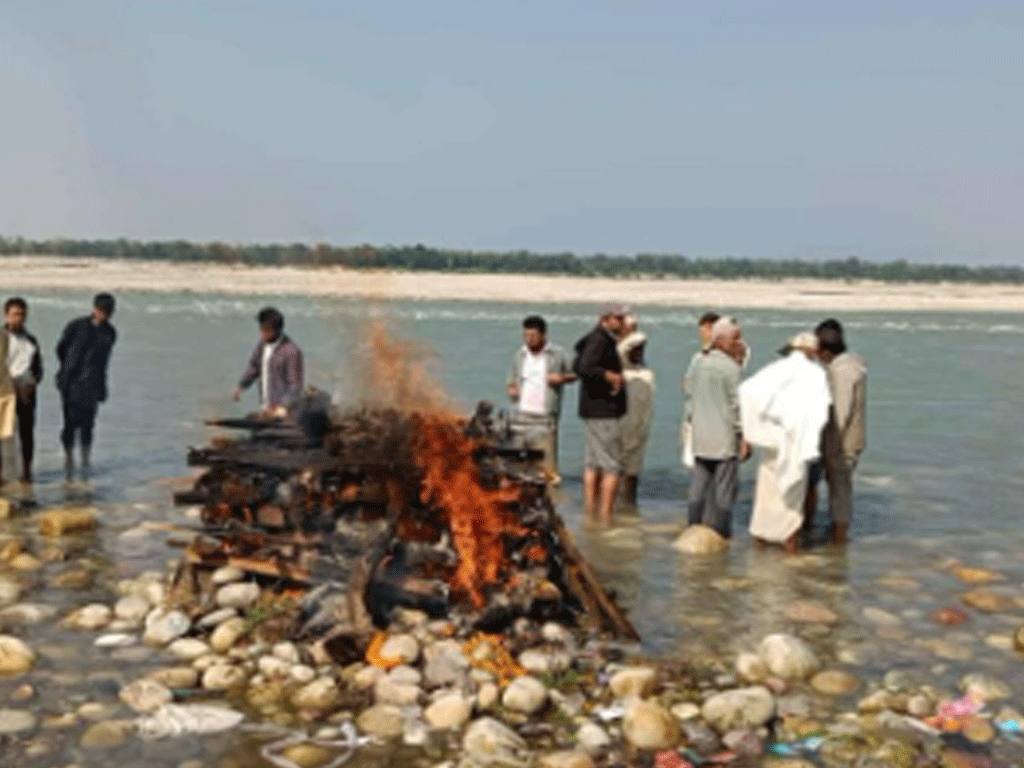 विपीनको राष्ट्रिय सम्मानसहित महाकाली नदी किनारमा अन्त्येष्टि