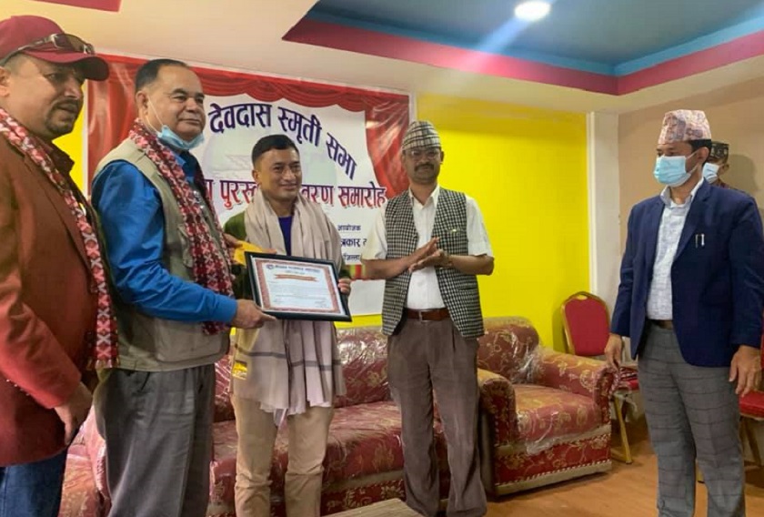 दोलखाका छ पत्रकार सम्मानित