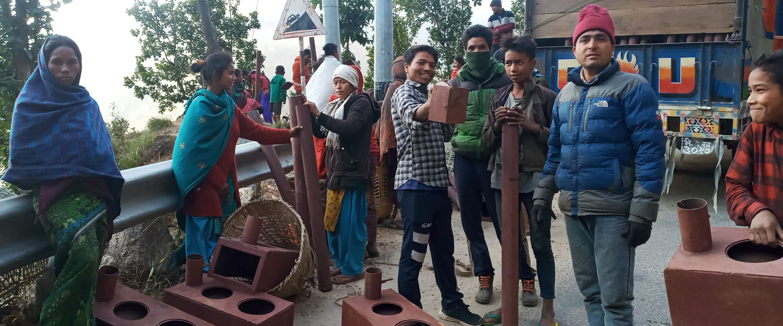 कालीकोटमा सुधारिएको धुवाँरहित चुलो वितरण