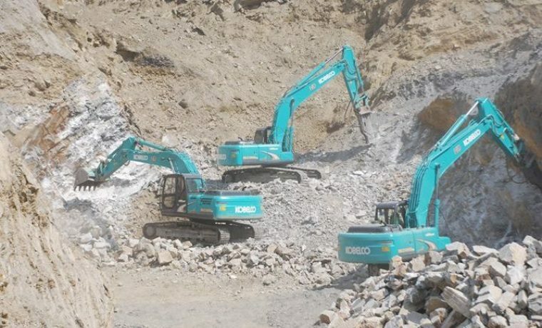 चुनढुङ्गा उत्खनन गर्दा खानेपानीका मुहान सुक्ने भन्दै आपत्ति