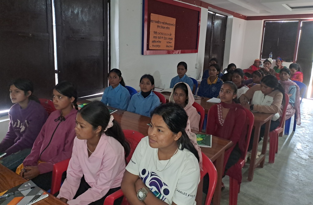 चामुण्डाबिन्द्रसैनीका बालबालिकालाई पत्रकारिता र मनोविज्ञान तालिम