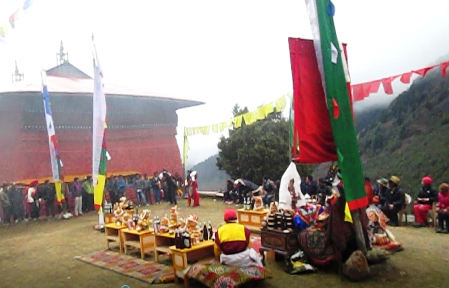 आगोको रापले गुम्बाको धुरी कटाउँदै सकियो फुटुक पर्व