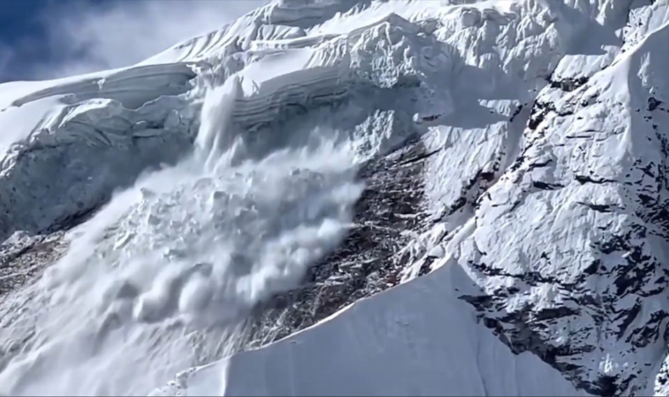 दोलखामा हिमपहिरोमा परेर ३ जनाको मृत्यु, ८ जना बेपत्ता