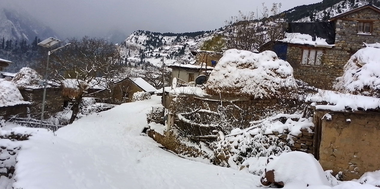 हिमपातले यातायात सेवा अवरुद्ध भएपछि चार मतदान केन्द्रमा हेलिकप्टरबाट निर्वाचन समाग्री ओसारिँदै