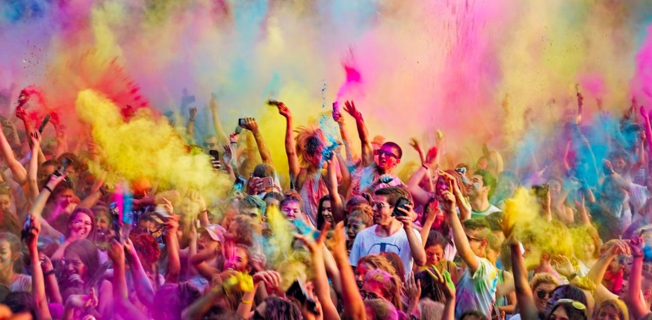 दुई पोखरीमा गीतसँगै होली