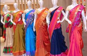 व्रतालु महिलालाई साडी वितरण    