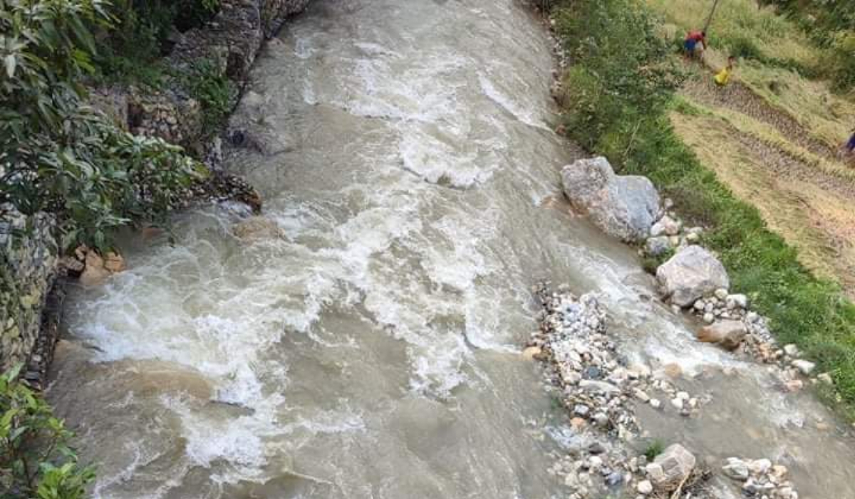 सल्यानमा खोलाले बगाउँदा एक जनाको मृत्यु 