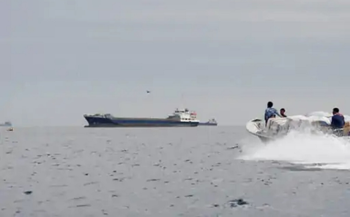 इरानद्वारा व्यावसायिक जहाजहरूको लागि हर्मुज जलमार्ग खुला भएको घोषणा