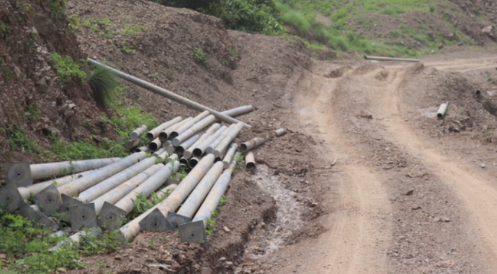 ठेकेदारविरुद्ध स्थानीयवासी आन्दोलित