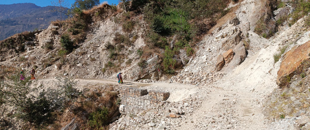 कर्णाली करिडोरको कच्ची सडकले यात्रुलाई सास्ती