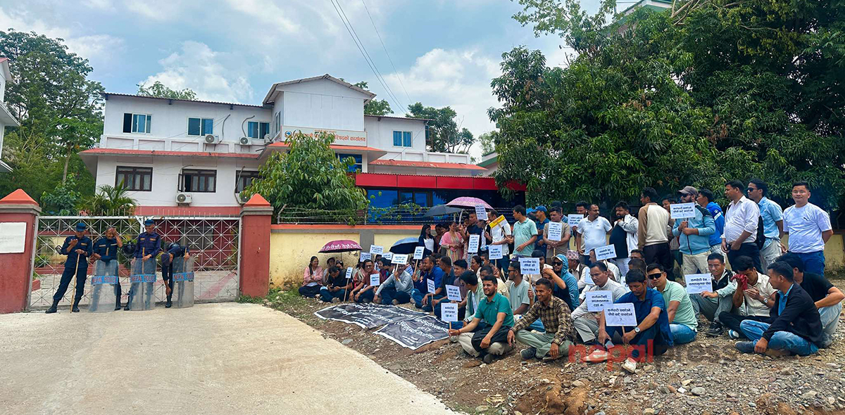आठौँ दिनसम्म आन्दोलनमै कर्णालीका स्थानीय कर्मचारी