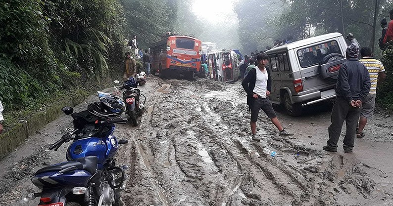 हिलोले कर्णाली राजमार्गमा चल्ने सवारी साधनलाई सास्ती