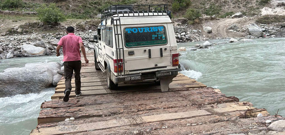 जहाँ काठेपुल माथि सवारी गुडछन् 