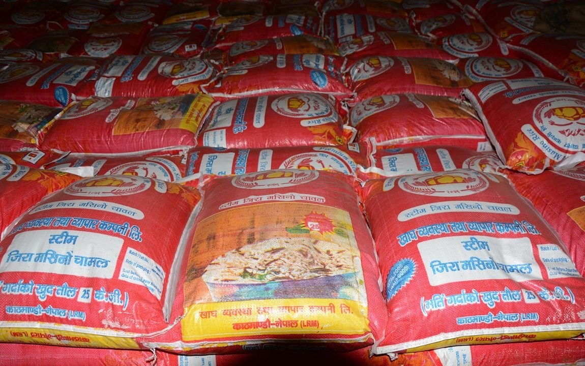 म्याद सकिएका खाद्य सामग्री रिलेबलिङ गर्दै बेच्दै