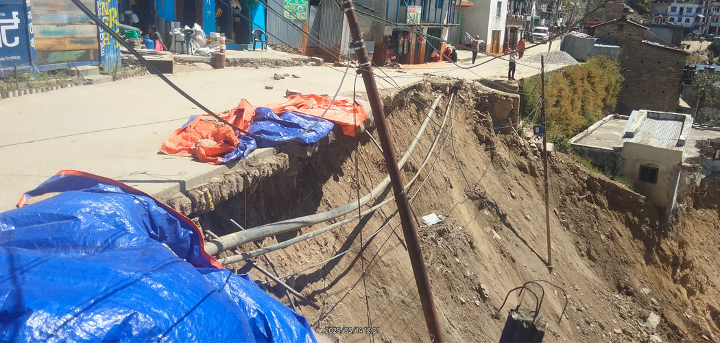 भवन निर्माणका क्रममा पहिरो खस्दा सडक अवरुद्ध