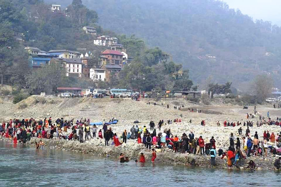 कालीगण्डकीमा स्नान गर्ने भक्तजनको घुइँचो