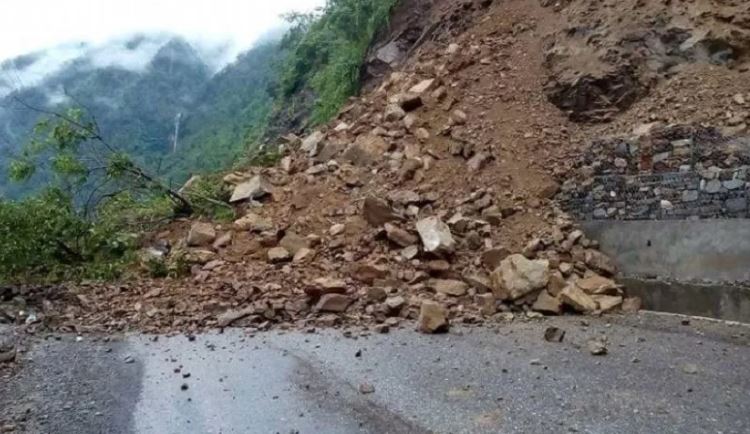 सुक्खा पहिरोले राप्ती राजमार्ग अवरुद्ध