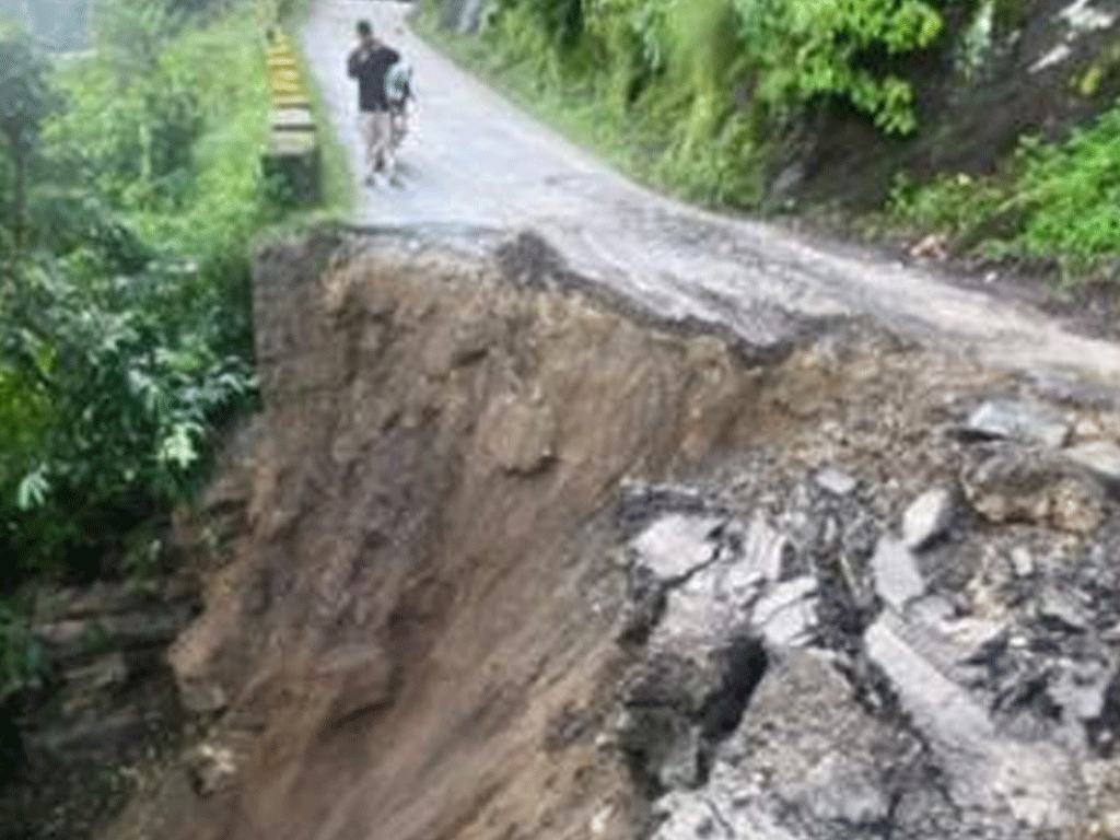 सडक भासिएपछि कर्णाली राजमार्ग अवरुद्ध