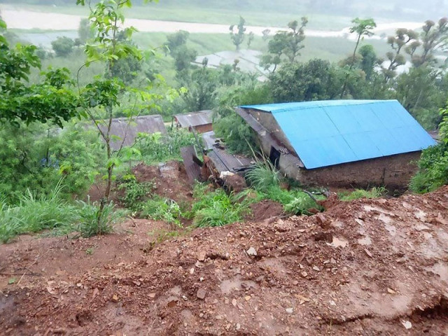 ३४ घर पहिराको जोखिममा