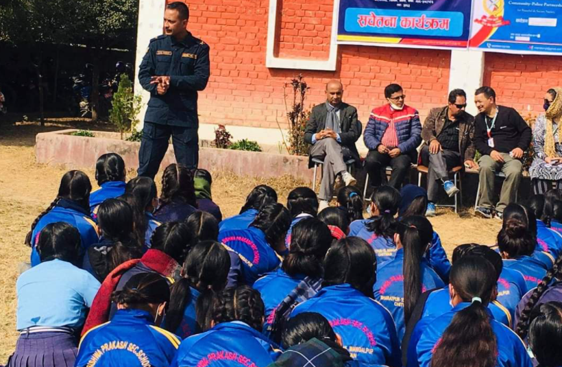 प्रहरीद्वारा विद्यार्थीलाई सचेतना