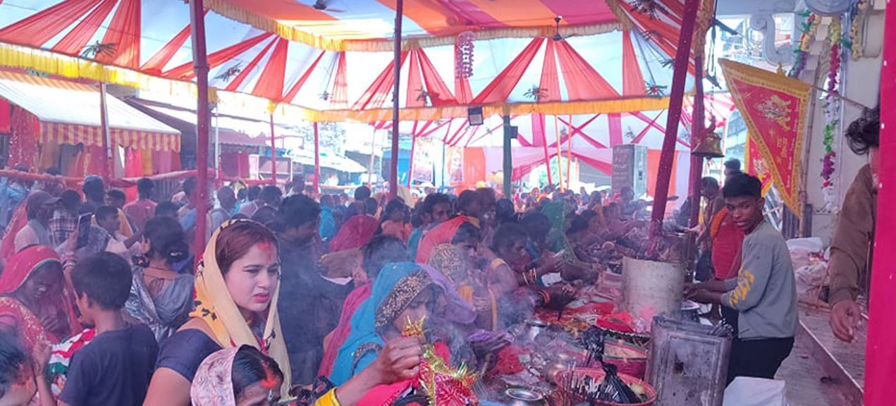 मिथिलाका शक्ति पीठहरूमा खोँइछ भर्ने तथा प्रसाद चढाउनेको भीड 